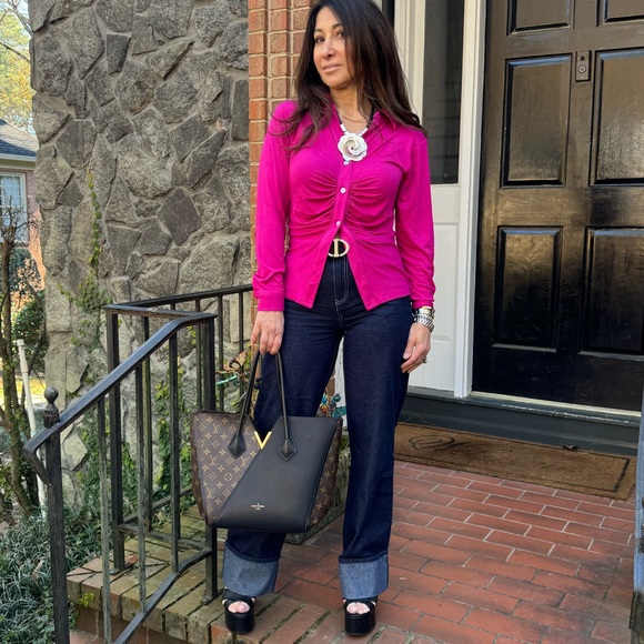 36 Chic Button Down Shirt With Ruched Detail - Picture 3 of 10